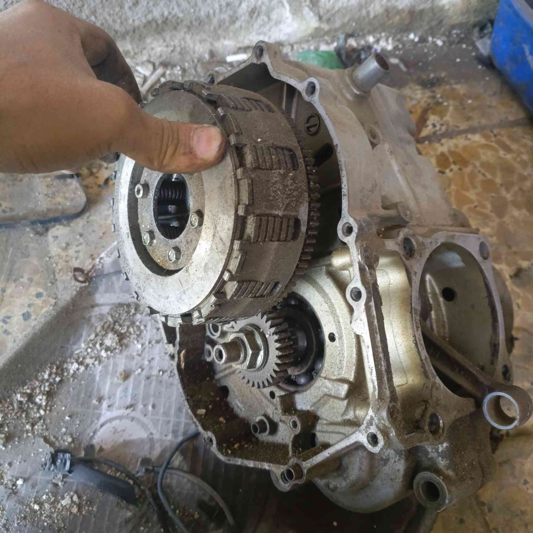 اسلام عليكم اغراض قفاز كاوسكي ربع سلفات وفشكة ولفشكة ثانية ام قباقة سود كورها وسلندرها وغراضها كاملة بس مفجورة بستم بيها الي محتاج شي يراسلني ‏‪***********‬‏
