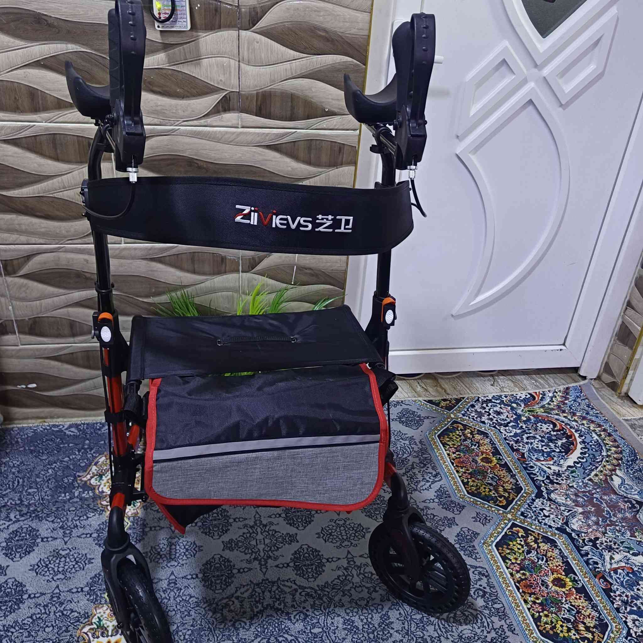 مشاية متحركة لكبار السن وذوي الاحتياجات الخاصة ماركة زيفيس .. مصنوع لدول اوربا ماركة جدآ راقية عرض المقعد 50 متانة جودة عالية.الاتصال او المراسلة فقط ***********
