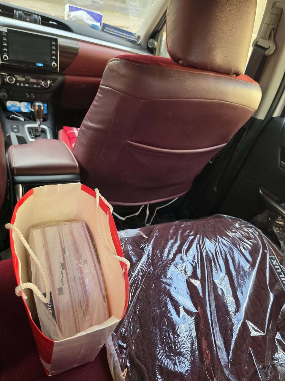 السلام عليكم 
للبيع فقط 255$ 
تويوتا هيلوكس 2021 فول مواصفات
بصمة، شاشة، كاميرا، حساس، تبريد خلفي، تبريد كشنات
2x4 SR5 وكالة جيهان
رقم اربيل بإسم شركة سنوية 2026 
وكالة او تحويل حسب رغبة المشتري
ماشية 142 الف كيلو متر 

السياره مكفولة من الصبغ والبارد
بيها فقط طخة بسيطة مال دراجة في الجاملغ عكس السايق
على وضعها كما موضح بالصور..

السياره مشتريها زيرو و كل مشيها على ايدي، استعمال شخصي، كل تبديلات الدهن في الوكالة كل 5000 km
الارضيات الاصلية والكتلوكات وبصمتين متوفرة
السيارة موجودة في البصره
*********** اتصال فقط
