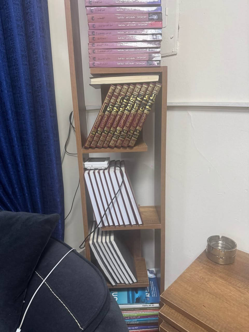 قنفات عدد اثنين تركي ونظيف جدا ويصي سرير ومريح جدا قياس مترين طول و90 عرف كامل +طخم ميز نلفزيون 180 سم مع ثلاث طبلات وطبلة وسط ومكتبه كتب نظاف جدا طخم مع القنفات نفس لون الخشب   و ميز طعام ست كراسي خشب روسي اصلي وطخم تركي  للبيع للجادين فقط 

دو قەنەی ترکی دەبێتە سیسەم زۆر پاکن لەگەڵ تاخم مێزی تلفزیون و سێ تەبلە و تەبلەی ناوەراست و مەکتەبەی کتێب وە تاخمی نانخواردن ترکی داری رروسی شەش کرسی و مێزەکە دەبێتە هەشت کرسی بۆ فرۆشتن بەپەلە تەنها بۆ کریار *********** أربيل, العراق
