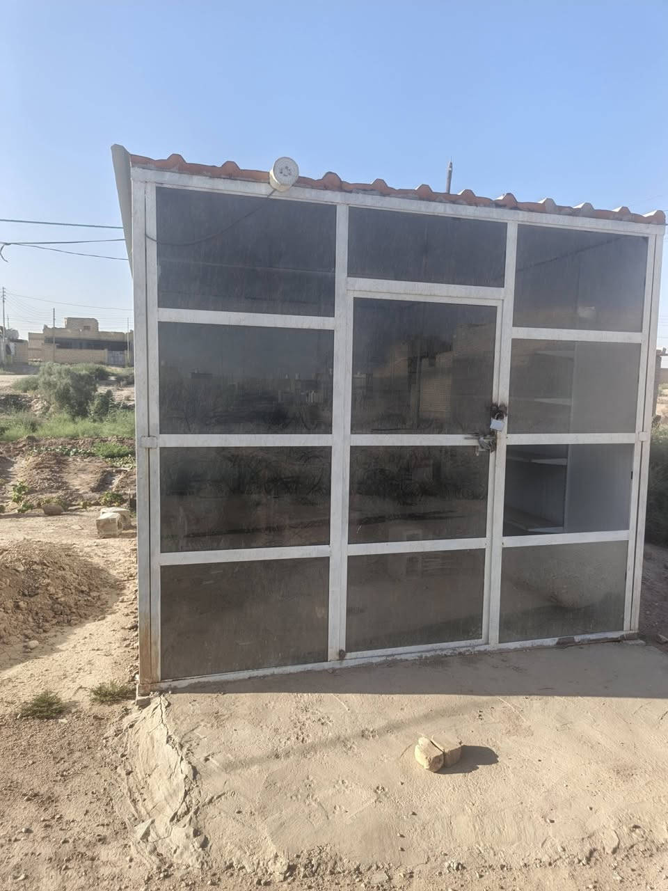 محل كرفان كامل رفوف جديد للبيع بالحقل الثالث الطول ٤متر وعرض ٣متر الشراي الاتصال على الرقم ***********
