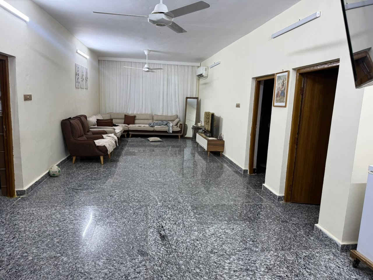 بيت حي الزراعة ٣٦٥م طابقين قرب مشمشة
الوجه ١٥.٥م و النزال ٢٣.٥ 
بيت محدث و عالي عن الشارع 
شارع ١٠ تبليط و ارصفة 
قريب على الشارع العام 
٥ غرف نوم و الطابق الثاني بناءه جديد 
السعر خاص بطلب من صاحب العقار 
للإستفسار *********** مكتب النور للعقار ساحة الجص عمارة الجوهرة مقابل محلات المليسي للانشائيه
