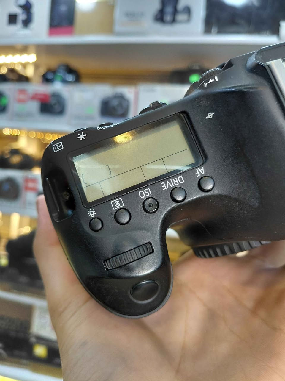 Canon 6D Mark I 📸  
 Shutter 15K

​📸 الأسطورة رجعت من تاني! 
 "كسر زيرو" في فوكس ستور 📸
​عايز تدخل عالم الـ Full Frame بأقوى كاميرا عملت معادلة بين السعر والجودة؟ كاميرا Canon 6D (Mark I) الغنية عن التعريف، معشوقة المصورين، متاحة دلوقتي عندنا بحالة كسر زيرو ممتازة وجاهزة للشغل فوراً!
​✨ ليه الـ Canon 6D Mark I اختيارك الصح؟
​سينسور Full-Frame بدقة 20.2 ميجا بكسل: مركز القناطر الخيريه, القليوبية


**إذا كنت صاحب هذا الإعلان وتريد حذفه لأي سبب، رجاءا أرسل رسالة إلى الدعم الفني**