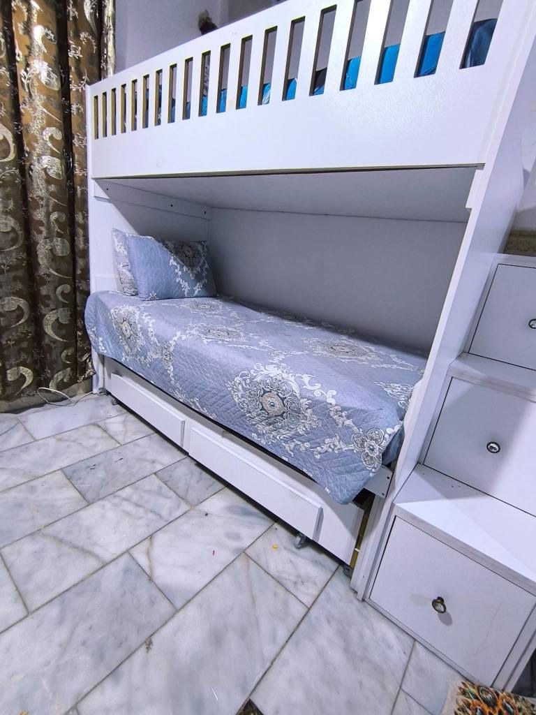 سرير تركي 3 طوابق نوعيه راقيه تفصال مفصلينه خشب ان دي اف داخله ايطار حديد للقوه والمتانه قياسه طول مترين ونص مع الدرج والعرض 85 العنوان كربلاء حي القادسيه رقم الهاتف *********** كربلاء, العراق
