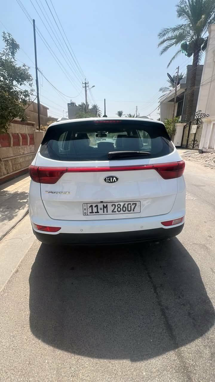 السلام عليكم
سبورتج موديل 17✅🔥
مواصفات فول عدا البصمه 
وارد خليجي 
مواصفات  بنيرامه طكتيت 
ابواب ترحيب  
كشنات جلد وكهرباء 
محرك 2000 دوش شرط ممفتوح 
5 راكب 
تبريد ثلاجه 🥶 
كاميرا خلفيه خلفيه 
مري شفط كهرباء 
وبعد بيه هواي مواصفات 

السياره كفاله عامه ماعد مكانين بارد فقط 
محرك وكير كفاله 
رقم بغداد الإنكليزي 
سنويه جديد  شرط التحويل 

-------------------------------- 
العنوان بغداد الشعب 
السعر 185 وبيه مجال 
*********** 
***********
