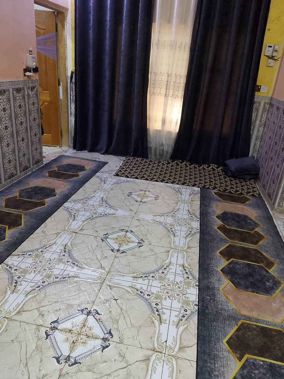بيت للبيع خلف الملعب القديم بنهايه شارع ام البنين  بجهه حي البدو 
مساحه ميه متر مربع يتكون من غرفه وهوال ومطبخ وبراني 
***********رقم صاحب الدار
