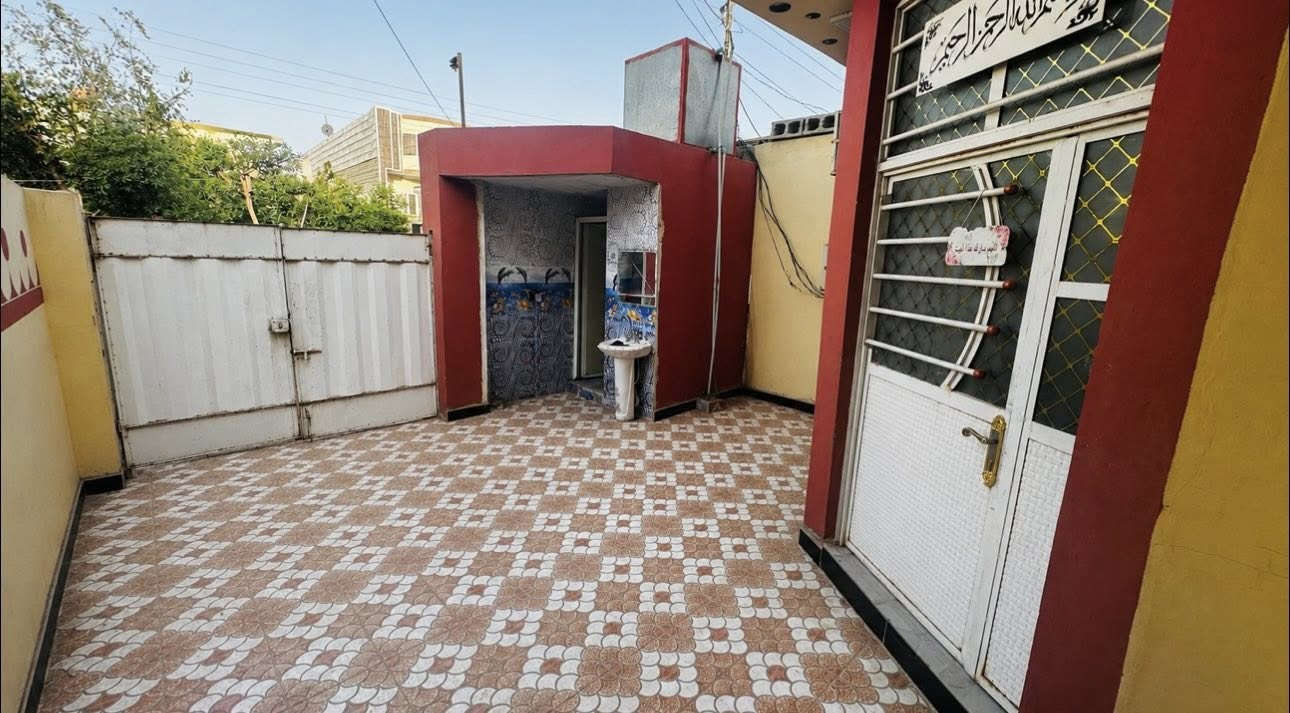 بيت للبيع
السلام عليكم 
بيت 120 م 
نزال 20 م
عرض 6 م
طابق واحد ،
غرفه جوه وغرفه فوك مع حمام
مطبخ 
استقبال 
صاله 
منور عدد 2
حمام وصحيات عدد 2
ديالى-بعقوبه- الرحمه شارع مدرسه الأصمعي بالبداية ،
للأستفسار رقمي :***********

