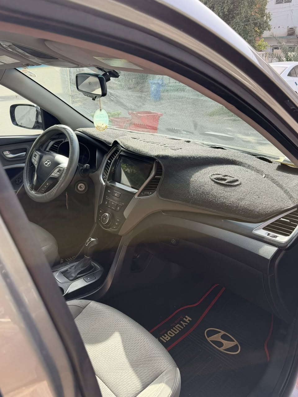 سلام عليكم سياره سنتافيه ٢٠١٦ وارد أمريكي  محرك ٢٤٠٠ بيها باب خلف السايق وجاملغ والباب الي جنب السايق موصفات كشنات كهربائيه كشنات تدفئ شاشه تاب مانع تزحلق نضام اقتصادي بانزين قطعتين تبريد السعر ١٣٠ ورقه رقم *********** متواجد واتس آب
