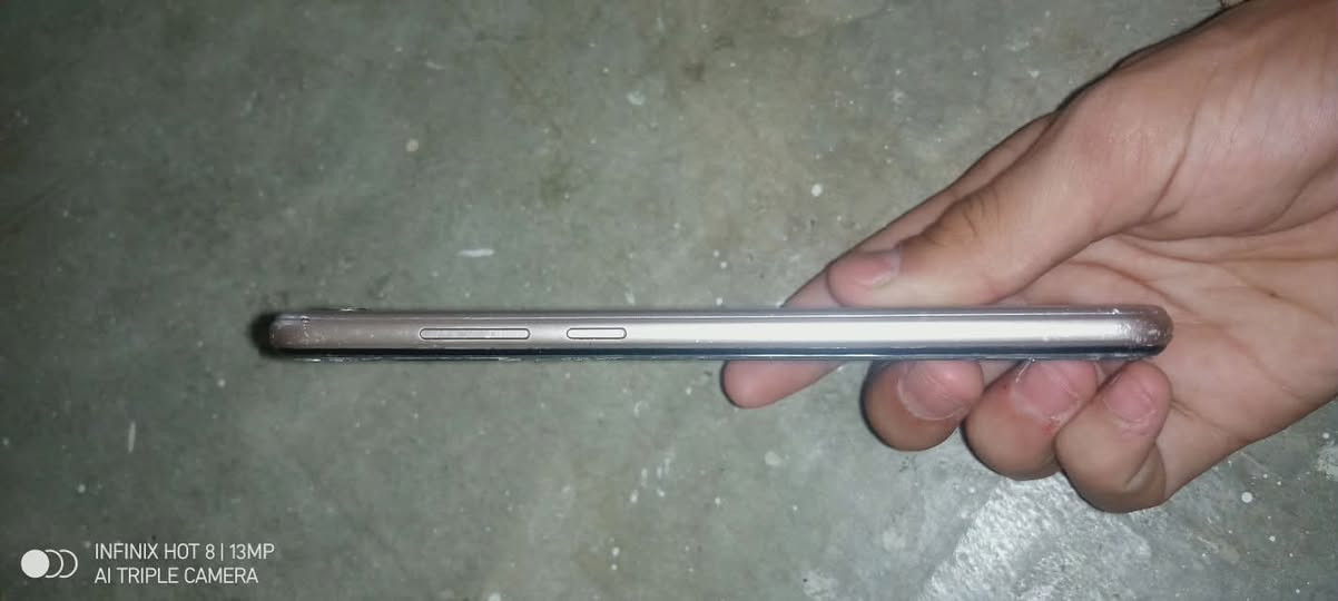 السلام عليكم مبايل للبيع فقط هونر A8
المواصفات 
هذي أهم مواصفات *Honor 8A / 8A 2020*:

*الشاشة*
- 6.09 بوصة IPS LCD بنوتش صغير "ديو دروب"
- الدقة HD+ 1560×720 بكسل، كثافة 282-283 ppi
- نسبة استحواذ الشاشة 79.2% تقريباً a640cecb21cd

*المعالج والأداء*
- المعالج: Mediatek Helio P35 ثماني النواة 12nm
- معالج الرسوم: PowerVR GE8320
- الرام: 2GB
- التخزين: 32GB

*الكاميرا*
- خلفية: 13MP بفتحة f/1.8 + PDAF + فلاش LED
- أمامية: 8MP بفتحة f/2.0
- تصوير فيديو 1080p@30fps a64021cd

*البطارية والنظام*
- البطارية: 3020mAh غير قابلة للإزالة
- النظام: أندرويد 9.0 Pie بواجهة EMUI 9.0 a64021cd

*أشياء ثانية*
- البصمة: موجودة بالخلف
- المنافذ: USB Type-C 2.0 + منفذ 3.5mm للسماعة
- الشبكة: يدعم 4G LTE + شريحتين Nano SIM
- الوزن: 150 جرام، الأبعاد 156.3 × 73.5 × 8.2 مم
- مميزات: راديو FM، بلوتوث 4.2 a64021cd

هو جهاز اقتصادي نزل بداية 2019، مناسب للاستخدام اليومي الخفيف وتصفح وسوشيال.

النظافة نسبة 70٪

ملاحضة المبايل مامفتوح +الكامرا الخلفية واضحة نسبة 70٪+الكاميرا الامامية واضحة نسبة 40+
الشحن قطارة 
ادفع سعر عجبني ابيعك 
مكاني موصل. شارع 20

المبايل مثل ماموضح مشرگ 
كلشي شقال 

اي استفسار خاص


**إذا كنت صاحب هذا الإعلان وتريد حذفه لأي سبب، رجاءا أرسل رسالة إلى الدعم الفني**