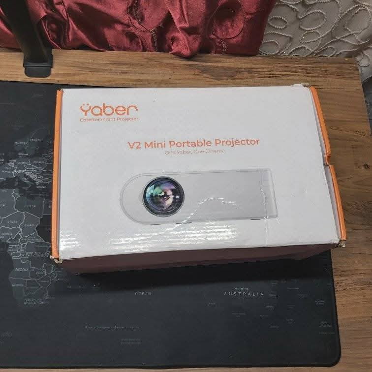 جهاز عرض برو يو 2 ميني واي فاي من ماركة YABER، يدعم Wi-Fi ويتميز بدقة عالية وصوت ستيريو، يوفر تجربة سينمائية واضحة وسهلة الربط مع الهواتف الذكية.
جهاز عرض برو يو 2 ميني واي فاي من ماركة YABER،

المميزات:
- يدعم الاتصال اللاسلكي Wi-Fi لأجهزة iOS وAndroid.
- دقة أصلية 1280x720 ودعم لدقة 1080P HD.
- سطوع 135 لومن ANSI وتباين 10000:1 لعرض صورة واضحة.
- حجم عرض قابل للتعديل من 50 إلى 300 بوصة حسب المسافة.
- عدسة متعددة الطبقات ومصباح LED بعمر يصل إلى 150000 ساعة.
- صوت ستيريو عالي الدقة مع مكبري صوت مدمجين بقوة 6 وات.
- تصحيح انحراف يدوي ±15 درجة.
- متوافق مع USB وHDMI وVGA وAV وTF ومنفذ صوت 3.5 مم.
- مثالي للمسرح المنزلي، العروض التقديمية، وأوقات الترفيه.
- يأتي مع بردة عرض قماش مجانية.

التقييمات والمراجعات

لا يوجد مراجعات بعد! سعر 75الف


**إذا كنت صاحب هذا الإعلان وتريد حذفه لأي سبب، رجاءا أرسل رسالة إلى الدعم الفني**