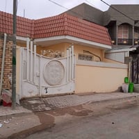 دار للبيع في الجامعة 200م طابق واحد مطبخ وصاله واستقبال مفتوح للصاله و...