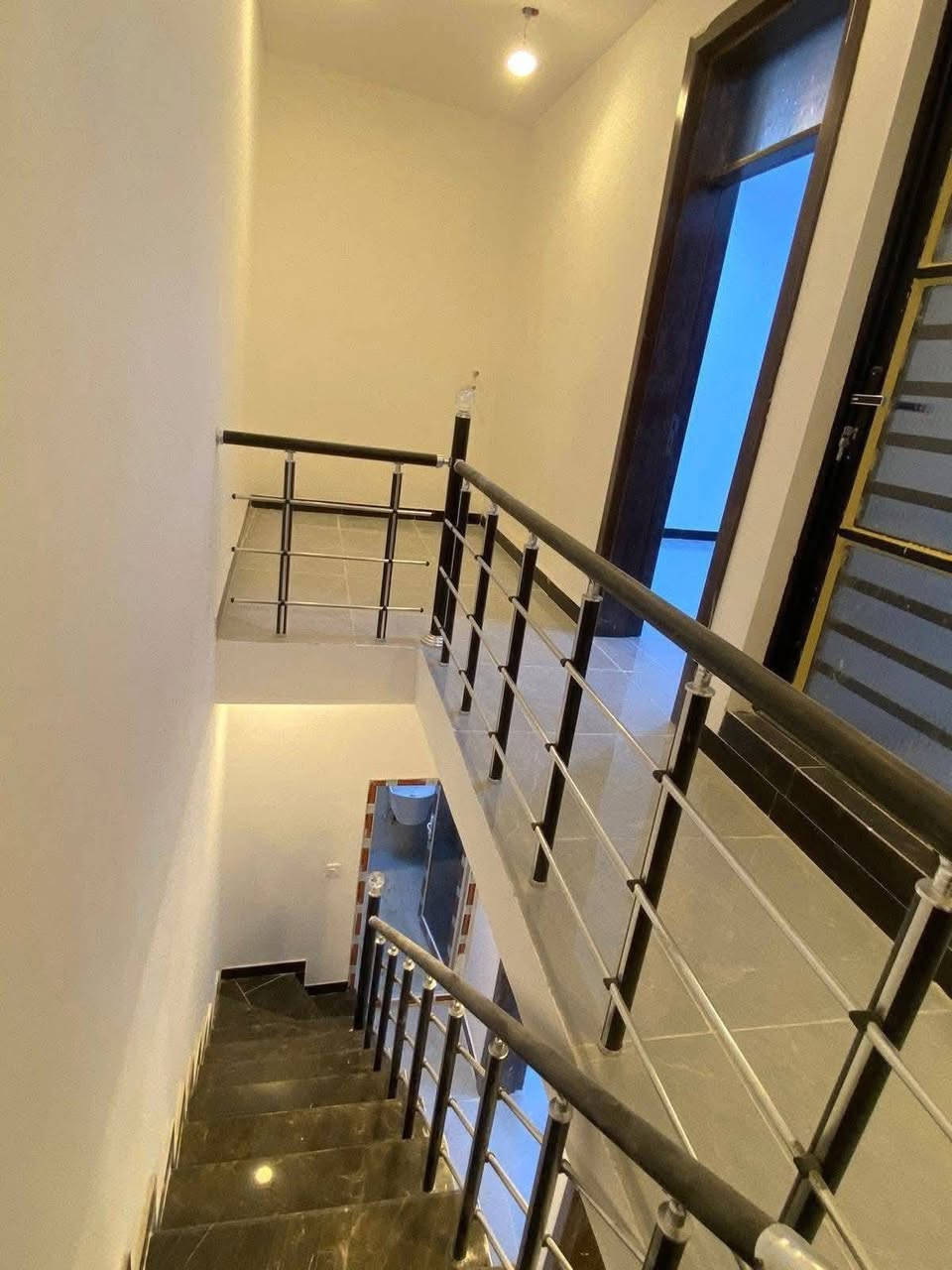 مشتملات  عدد ( 2 )50 متر للبيع 🏡🏡🏡
دارين 👍👍👍
 واجهه 6متر 
نزال 8متر 
بناء حديث درجه اولى 
يحتوي على صاله ومطبخ وحمام 
الطابق الثاني
غرفتين نوم.  حمام. عدد 2
طابق الثالث غرفه نوم وسطح 

العنوان :: ضباط الشهداء قرب جامع محمد رسول الله المجاور شارع المضخة التجاري  

للاستفسار الاتصال (***********)
