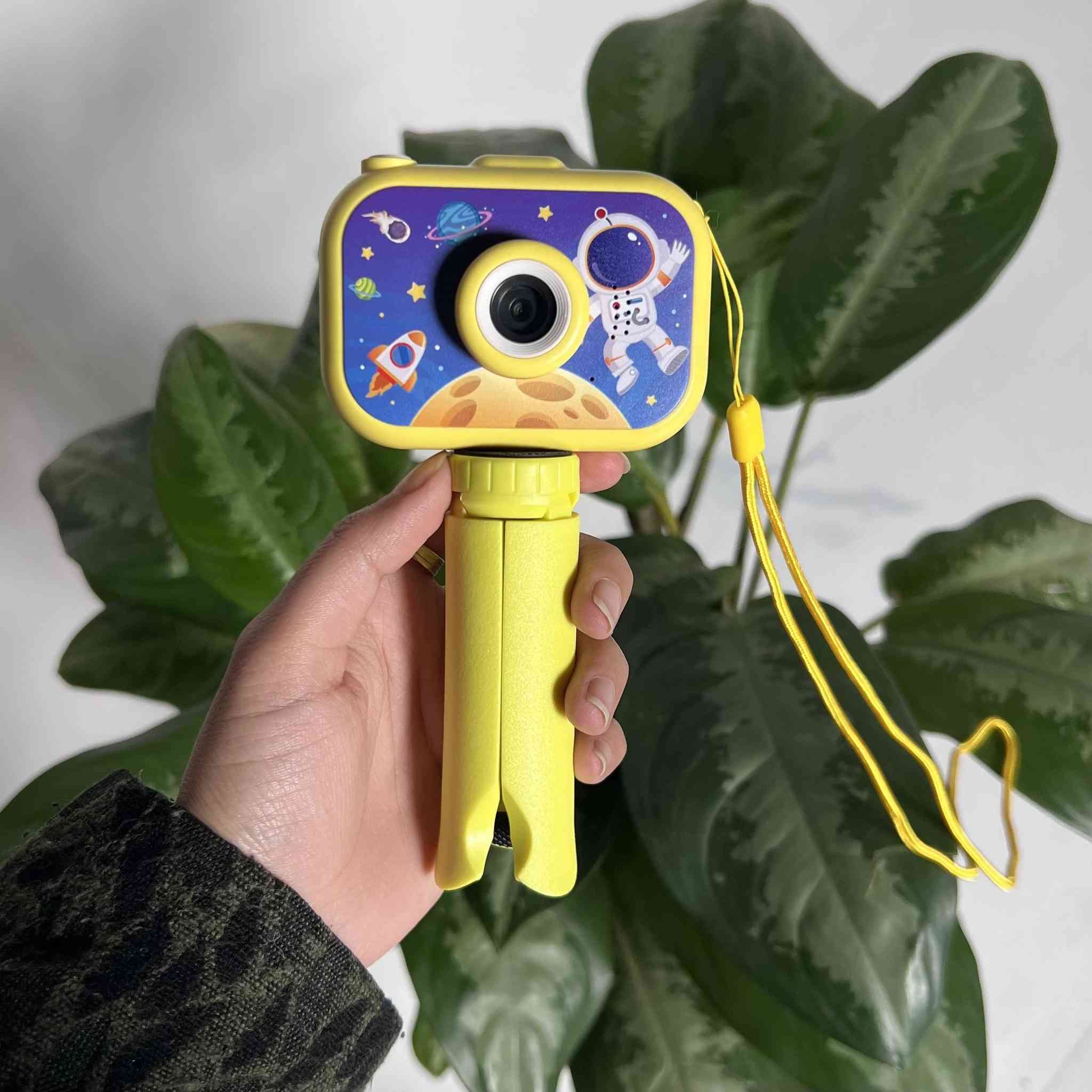 كاميرا الأطفال الرقمية مع شاشة 2 إنش وألعاب مدمجة

• كاميرا رقمية مصممة للأطفال تتيح التقاط الصور وتسجيل الفيديو بسهولة مع شاشة ملونة لعرض المحتوى مباشرة.

• التقاط الصور وتسجيل الفيديو – تدعم التقاط الصور وتصوير الفيديو عبر زر التصوير المخصص.

• شاشة ملونة 2 إنش – شاشة TFT لعرض الصور والفيديو ومراجعتها مباشرة من الكاميرا.

• ذاكرة قابلة للتوسعة – تدعم بطاقة TF (Micro SD) من 4GB إلى 32GB لحفظ الصور والفيديو.

• ألعاب مدمجة – تحتوي على 5 ألعاب مدمجة داخل الكاميرا.

محتويات العلبة:
 • كاميرا الأطفال
 • كابل شحن
 • حبل تعليق (Lanyard)
 •ستاند تثبيت
 • دليل الاستخدام (Manual)
السعر 25الف
التوصيل🚚 كافه انحاء العراق


**إذا كنت صاحب هذا الإعلان وتريد حذفه لأي سبب، رجاءا أرسل رسالة إلى الدعم الفني**