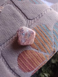 عقيق يماني • شفافية عالية • عروق حمراء رمادية