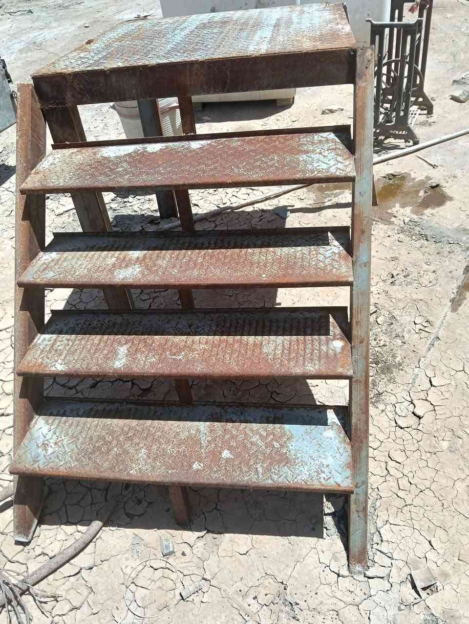 سلام عليكم اللبيع باب سلايت طول 3 نص  باب خدمي 1متر بس مامصوره ورتفاع 185 درج اعرض متر بليت جكر طول قطعتين 4 وصحن وقطه ثانيه 12 وصحن التواصل على خاص او رقم ***********بي واتساب مكان بغداد جسر دياله الجديد
