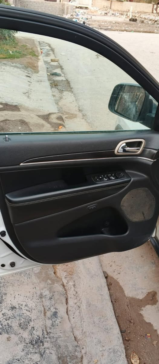 السلام عليكم اخوان
 جيب لاريدو 2015 السيارة جديدة فول لمتد مال جني جاهزة السيارة اي نقص ما بيها 
وارد امريكي حادثها فقط جاملغ امامي مبدل ومصبوغ يعني خوارج فقط مابيها دواخل رايدها 185 وبيها مجال 
***********
