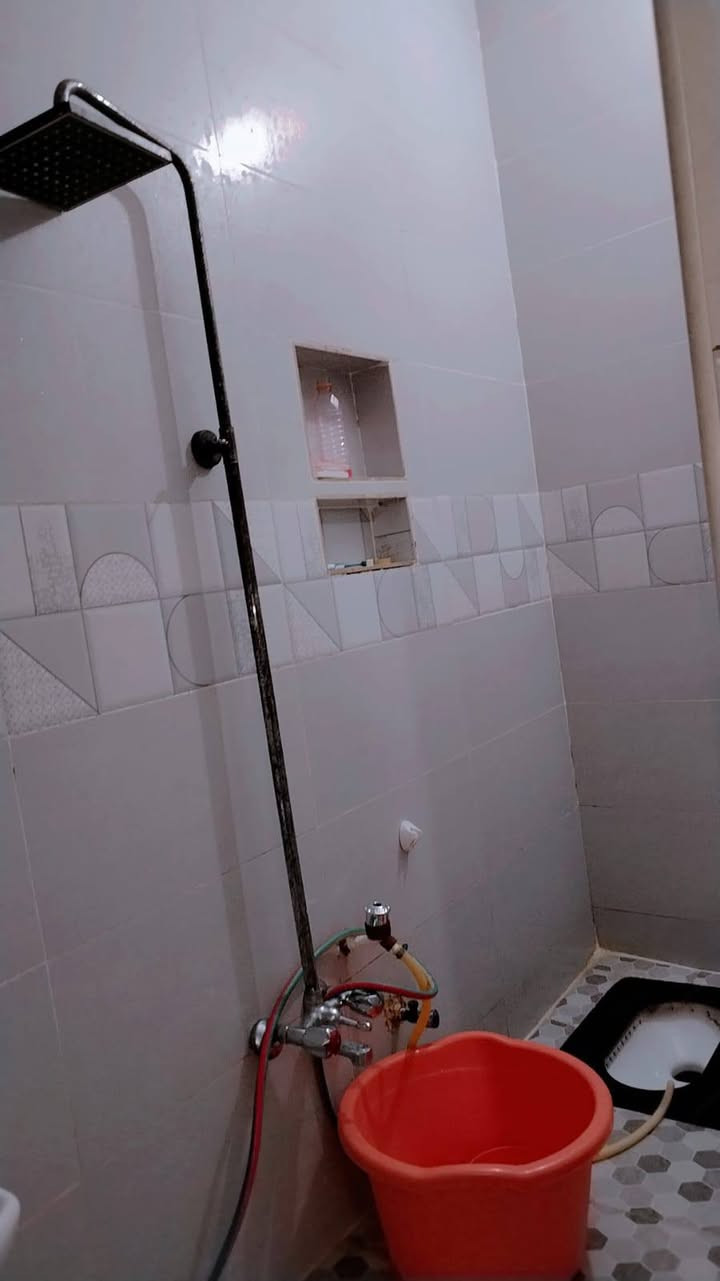 سلام عليكم دار للبيع الشعب الصحه مساحه 80  طابقين استقبال وخدمات و3غرف نوم للاستفسار. *********** توضيح
البيت معزول يعني مشتملات 2 
السعر 120 بي مجال
