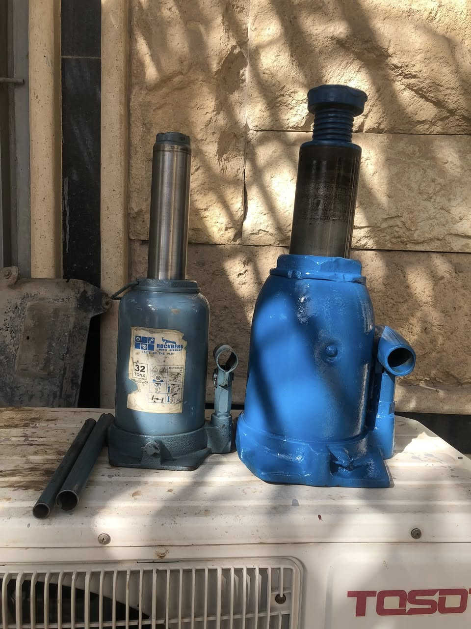 السلام عليكم
للبيع 
جك صيني علامة الغزال ٣٢ طن نظيف السعر ٢٥ الف 
جك كبير اصلي بلادي ما اعرف شگد يرفع السعر ٥٠ الف 
مكاني بغداد حي العامل قرب البانزيخانه 
او للمراوس بجك عربانة ٥ طن او ٣ طن وحسب الاتفاق رقمي *********** وات ساب
