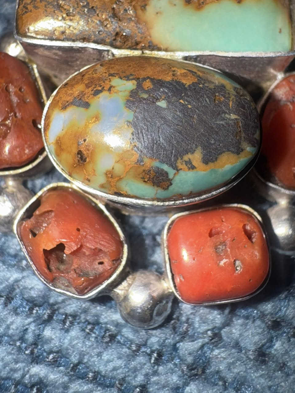 حجر فيروز مع مرجان احمر والفضة


**إذا كنت صاحب هذا الإعلان وتريد حذفه لأي سبب، رجاءا أرسل رسالة إلى الدعم الفني**