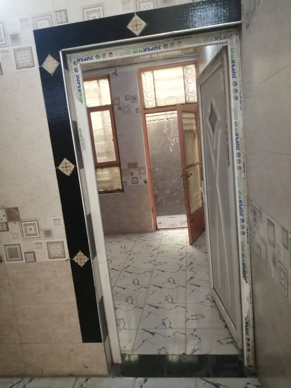 السلام عليكم 
بيت 50 متر طابق واحد بحي ميثم التمار قريب سايدين أسواق برتقالة أو سايدين الجاير اليودي إلى مستشفى العباس الأهلي مكاتبه مع صاحب الأرض مباشره إقرار محكمه 
بناء بلوك كهربائي العتبه صب كونكريت مسلح 
البيت كله سيراميك أرضيه وجداري 
البيت عالي عن الشارع 
سعره 61 وبيه مجال للاستفسار *********** 
مع كيزر وماطور ماي وتانكي 
أنه صاحب البيت المباشر مو دلال
