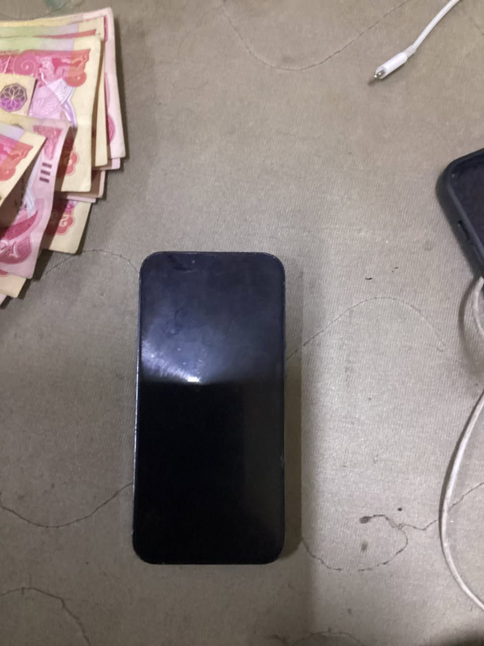 ايفون ١٣ برو  مكفول من كلشي ما عدا فطر بضهر خفيف جهاز مكفول من تصليح بطاريه ٨٩ ذاكره ٢٥٦ جهاز يخبل للامان 
عنواني بغداد دوره 
*********** سعره ٤٥٠
