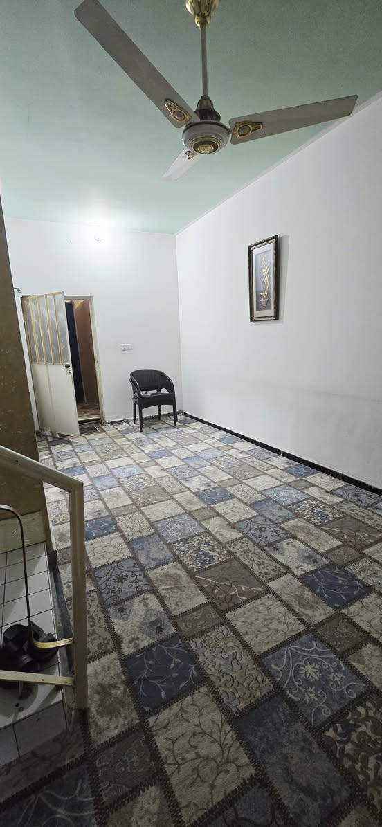 تحية طيبة ومعطرة بالصلاة على محمد وآل محمد

#دار سكن طابو صرف للبيع  

المساحة / ٣٠٠ متر  (( ركن )) بناء سنة (2004)

الموقع / الدخل المحدود الثانية قرب مدرسة 

الرصافي موقع مميز جداً 

#الطابق الاول / غرف عدد 2 
صحيات عدد 2 
حمام عدد 1 
صاله عدد 1 
استقبال عدد 1 
مطبخ عدد 1
مخزن عدد 1 
حديقه مع كراج 109 متر 
الجانب الايمن كراج 3×12 
درج خارجي و داخلي للطابق الثاني 

#الطابق الثاني 
غرفه عدد 2 
صاله عدد 1 
مجمع صيحيات عدد 1 
سطح جوانب عدد 2

#السعر  / ٢٨٠ مليون وبي مجال للشراي

#الدار باسم شخص واحد تحويل مباشر 

           للاستفسار الاتصال بالأرقام التالية

       ***********     /    ***********
