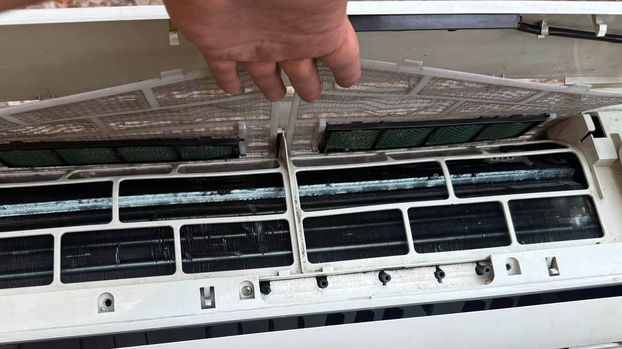 للبيع سبلت نوع ارجلك ١ طن تركي غير داخل تصليح وشغله ممتاز وغازه ار ٢٢ محصور وكامل وغراضه كامله بواري وريموت ووايرات وبليته وراديتراته جدد الداخلية والخارجية والصور واضحة
بغداد حي العامل
السعر ١٥٠ الف 
هاتف ***********
