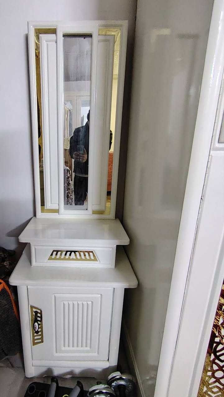 السلام عليكم غرفه اخشاب عراقيه خشب تزكام شغل درجه اولى بعدها جديده استخدام سنه السعر مليون ونص وبيها مجال بسيط مكاني بغداد الشعب. ***********
