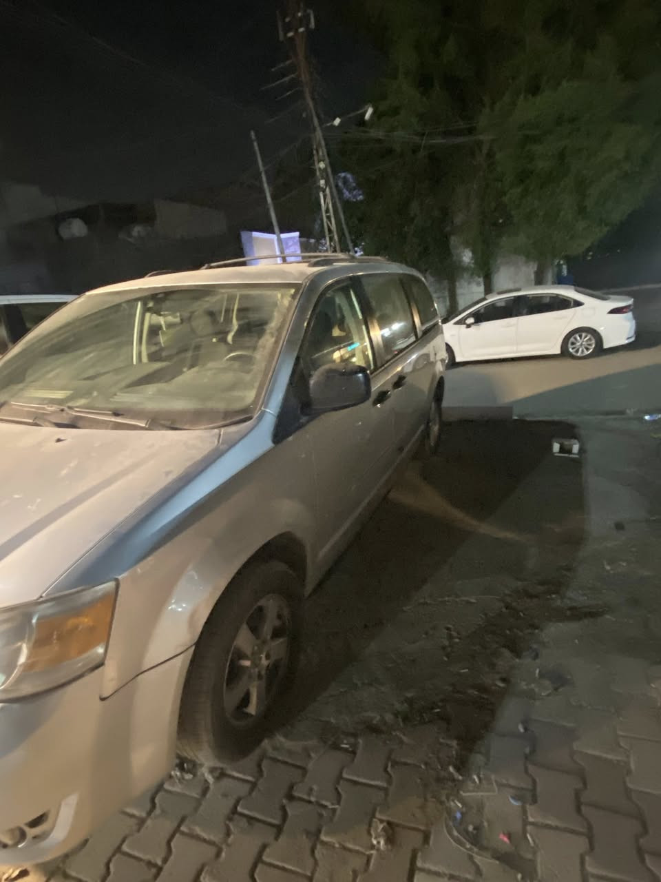 سلام عليكم 
للبيع دوج كرفان ٢٠٠٨ 
السعر ٩٧
مكانها العامرية 
٣ قطع صبغ بدون دواخل نهائيا 
كير محرك ب حالة جيدة 
***********
