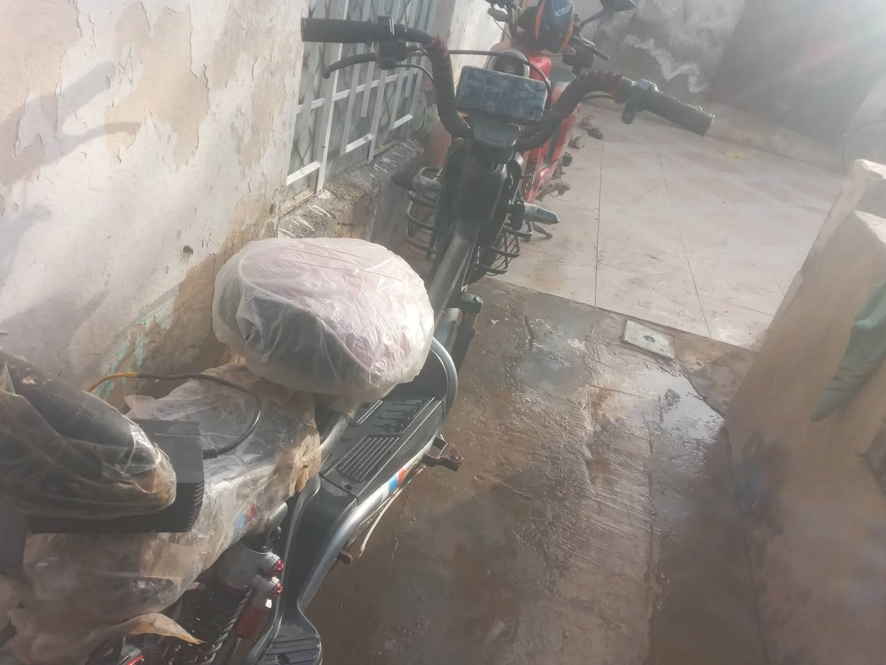 حجم 16
السعر 225
5بطاريات 
ابريك امامي وابريك خلفي شغال 
اكلوب امامي 
اسويج وبصمه تشغيل عن بعد 
يمشي 30 كيلو  بل شحنه الوحده 
شاشه 
سله اماميه 
النشران عطلانات 
التاير طوب 
اربع سرع 
السرعه 56
الكشن مغلف 
دبلات خلفيه


**إذا كنت صاحب هذا الإعلان وتريد حذفه لأي سبب، رجاءا أرسل رسالة إلى الدعم الفني**