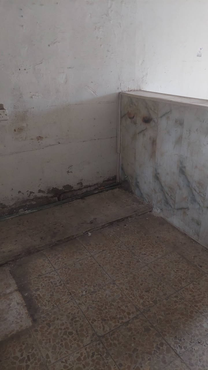 شقة للايجار 100م قرب مسجد السهلة غرفتين وصالة ومطبخ 250 الف مع الماء والكهرباء للاستفسار ***********
