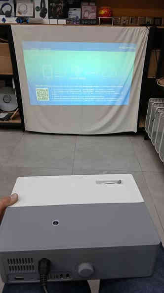 العرض VAABZZ Total Cinema Solution هو حل مسرح منزلي شامل يتضمن جهاز عرض FHD وشاشة عرض سريعة التمدد مقاس 100 بوصة وحقيبة حمل. تم تصميمه ليكون سهل الحمل ومناسبًا للاستخدام في أي بيئة. 
الميزات والمواصفات الرئيسية
الدقة الأصلية: 1920 × 1080 بكسل (Full HD).
السطوع: حوالي 600 لومن ANSI (أو ما يصل إلى 9600 لومن تسويقي).
نسبة التباين: تصل إلى 15000:1.
الاتصال: يدعم تقنية Wi-Fi و Bluetooth 5.1.
حجم الصورة: يمكن أن يصل حجم العرض إلى 300 بوصة كحد أقصى، مع حجم مثالي يبلغ 100 بوصة المرفقة.
الصوت: يحتوي على مكبر صوت مدمج بقوة 10 واط.
التوافق: متوافق مع مجموعة واسعة من الأجهزة بما في ذلك الهواتف الذكية وأجهزة الكمبيوتر المحمولة وأجهزة الألعاب مثل PS5 عبر منافذ HDMI و USB و VGA.
جدید سعر 125 الف توصیل مجانی
للحجز عبر الواتساب ***********
