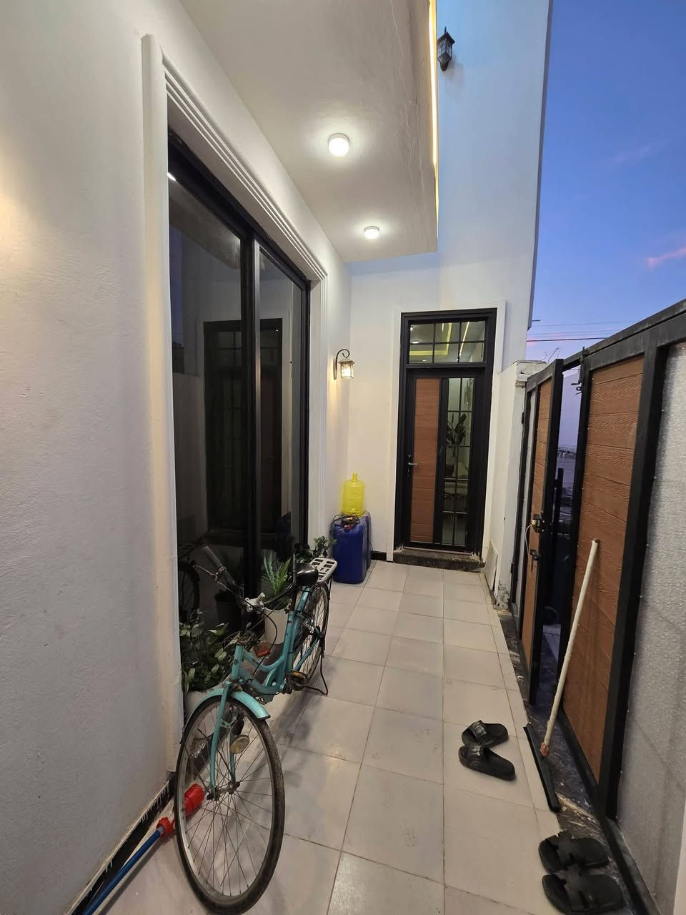 #للبيــــــــــــــع

على بركة الله بيت للبيع 🏡

طابو زراعي سند25

📍تقيه الثاله مجمع الروان النموذجي 

مساحه 150. واجه 15 نزال 10
———————————————————-
#تفاصل_البناء🧱

أساس كونكريت بناء طابوق سقف كونكريت

ابواب شبابيك تركي🇹🇷
 
سقوف مغربي 🌆

تكتات سبالت 🪭

_____________________________________

#تفاصيل_الدور_الاول

غرف نوم عدد 2.        ✅

صاله.                        ✅

مطبخ.                      ✅

استقبال.                  ✅

صحيات عدد2.         ✅
————————————————————————
#تفاصيل_الدور_الثاني

غرف نوم 2.    ✅

صاله              ✅

صحيات.          ✅
_________________________________

#للاستفسار__والتواصل 

زيارة مكاتبنا🏤

الفرع الاول ام الخيل ساحت الاحتفالات 1️⃣

الفرع الثاني التقيه الثالثه قرب مازن البنجرجي2️⃣

او الاتصال☎️***********
_______________________________________
