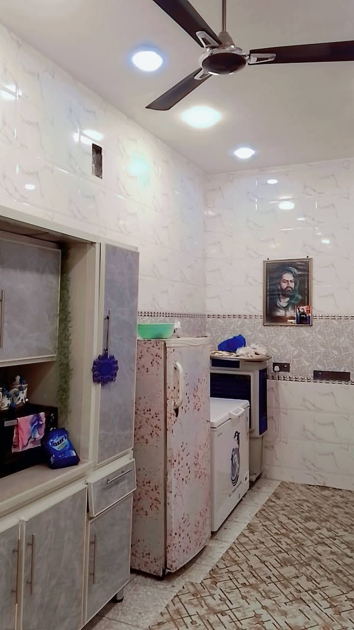 دار سكن ٨٠ متر أمامية شارع عريض بظهر الغربي قطاع الثالث مقابل مركز شباب الشعلة بناء حديث ٢٠٢٥ طابق ارضي كامل استقبال وغرفة نوم ومطبخ وملحقات الطابق الثاني غرفة غير مسقفة وستارة وبيتونة .
بناء درجة اولى .
السعر ١٢٥ ......***********
