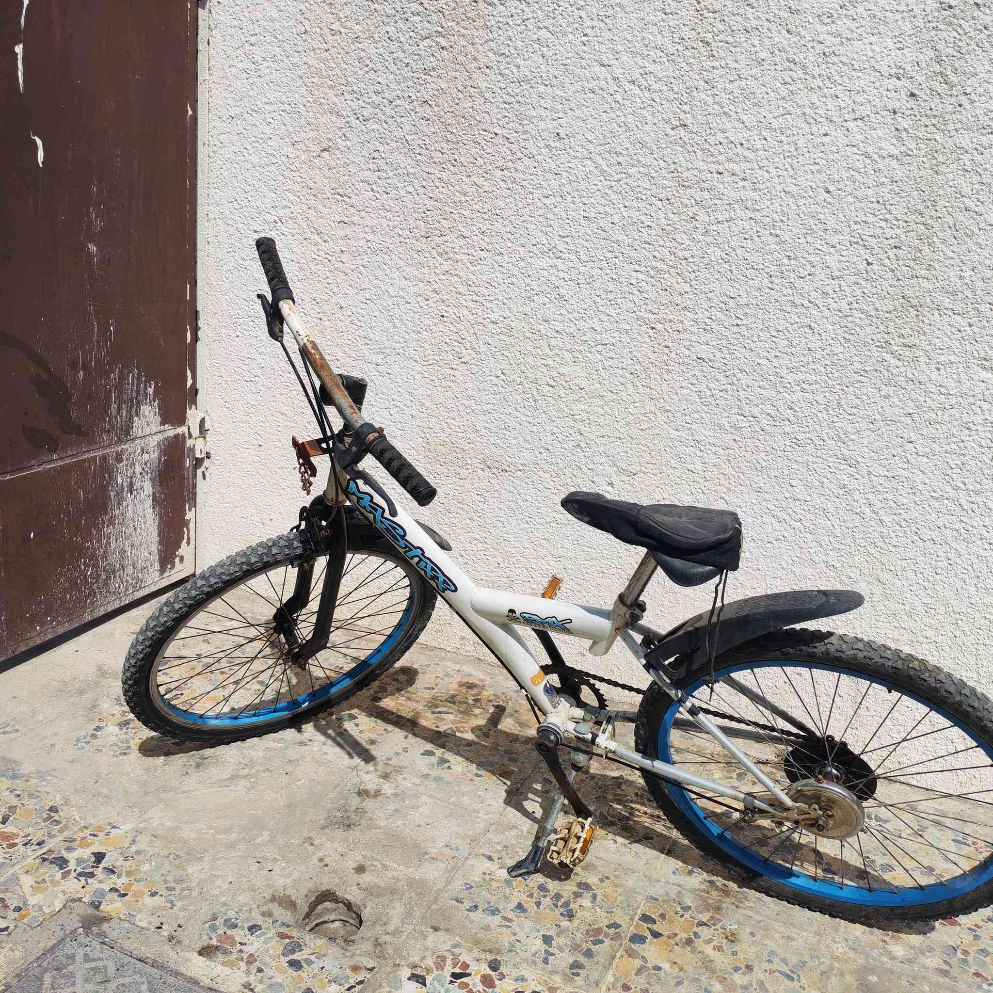 السلام عليكم عيوني بيسكل ياباني اصلي والله يخبل وكلشي شغال بي بريكات امامي خلفي ناقصه بس عگرب التواصل واتساب *********** مكاني بغداد الشعب
