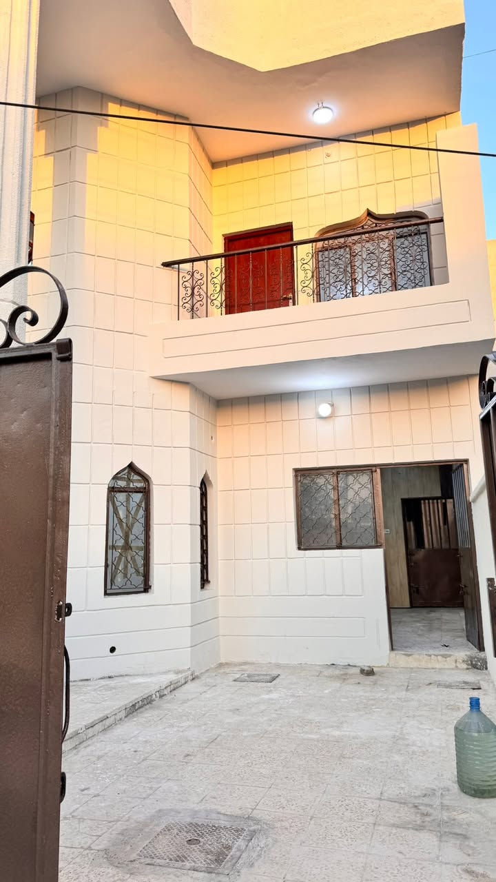 السلام عليكم بيت للايجار شركات مساحة البيت ٢٥٠ طابقين متر على شارع الدفاع المدني الشارع العام يحتوي على كراج وحديقة ومطبخ وصحيات وصالة واستقبال وغرف عدد ٤ 
للاستفسار ***********
