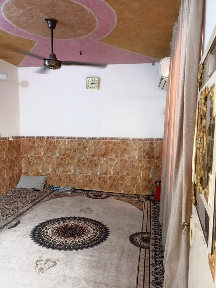 بيت المساحه 75 متر مريعة يحتوي على استقبال ومدخل ومطبخ وغرفتين نوم وبيتونه وصحيات وترك للاستفسار التواصل على هذا الرقم*********** الموقع في منطقه السكلات ال١٣
