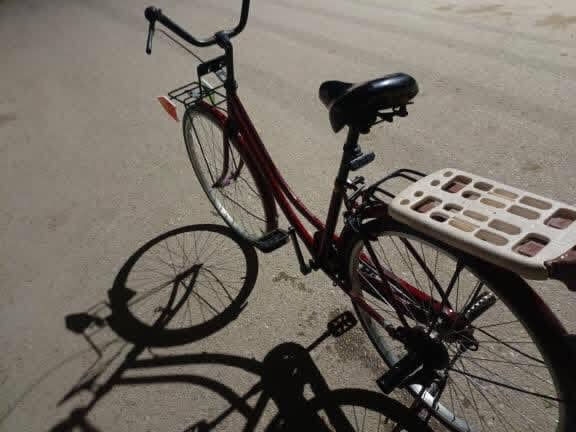 السلام عليكم بايسكل للبيع الحجم 26نضافة 90 بل مية السعر 75 و بي مجال ‭0778 392 6502‬
