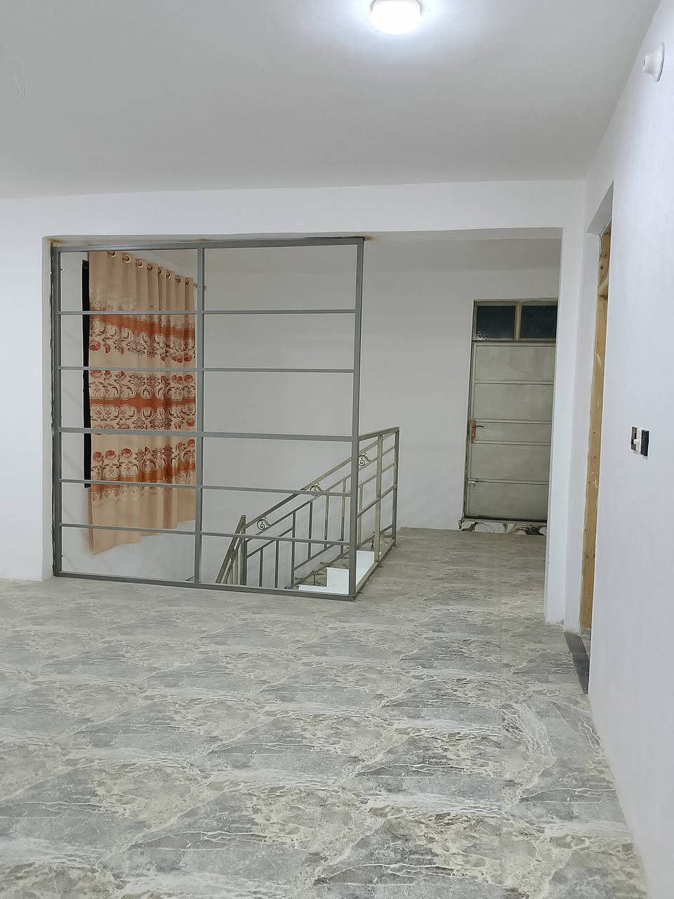 سلام عليكم دار للبيع مساحه 200 متر طابقين يحتوي علئ 4 غرف نوم الموقع طهمازيه شارع مدرسة الهدف كامل خدمات مي مجاري تبليط للاستفسار مراسلة الحساب او تصال علئ رقم ***********
