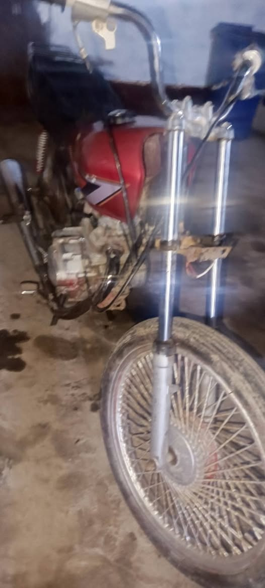 ايراني ما دخن موديل قديم سعر 300بيه مجال لشراب يجي رقم *********** الميمونة, ميسان
