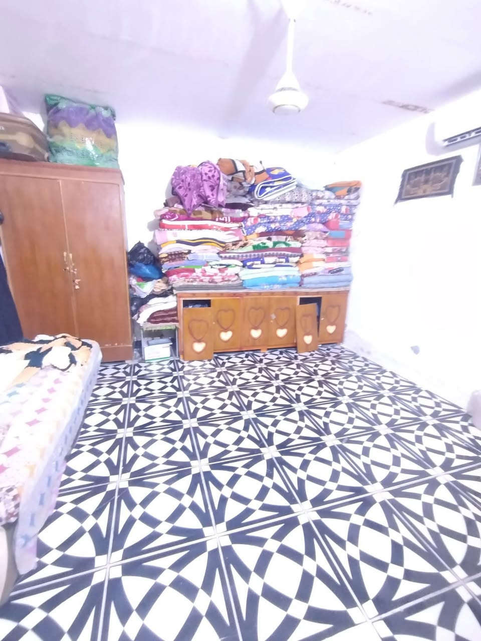 دار لبيع زرعي مساحه 100العكر البيت ركن ماء كهرباء مجاري عرض الشارع 20مرتب غرف عدد3صاله مطبخ السعر 47وبي مجال ركن على شارعين العكر الغربي  وراه المنصوريه البيت مراتب هاتف *********** والاستفسار
