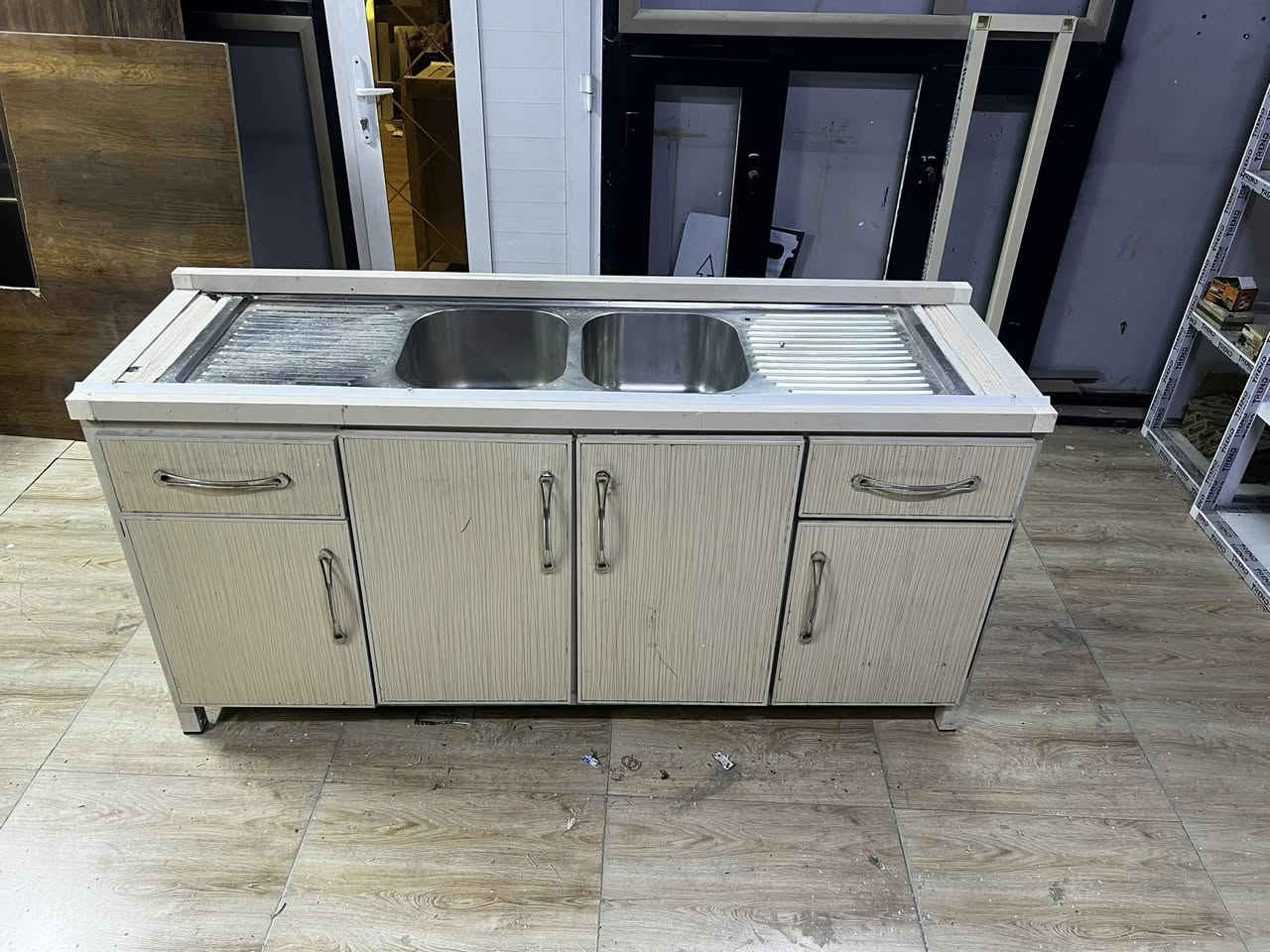 السلام عليكم كاونتر البيع مستعمل 175 قياسه 
مكانه حي اور سعره 150 الف ***********
