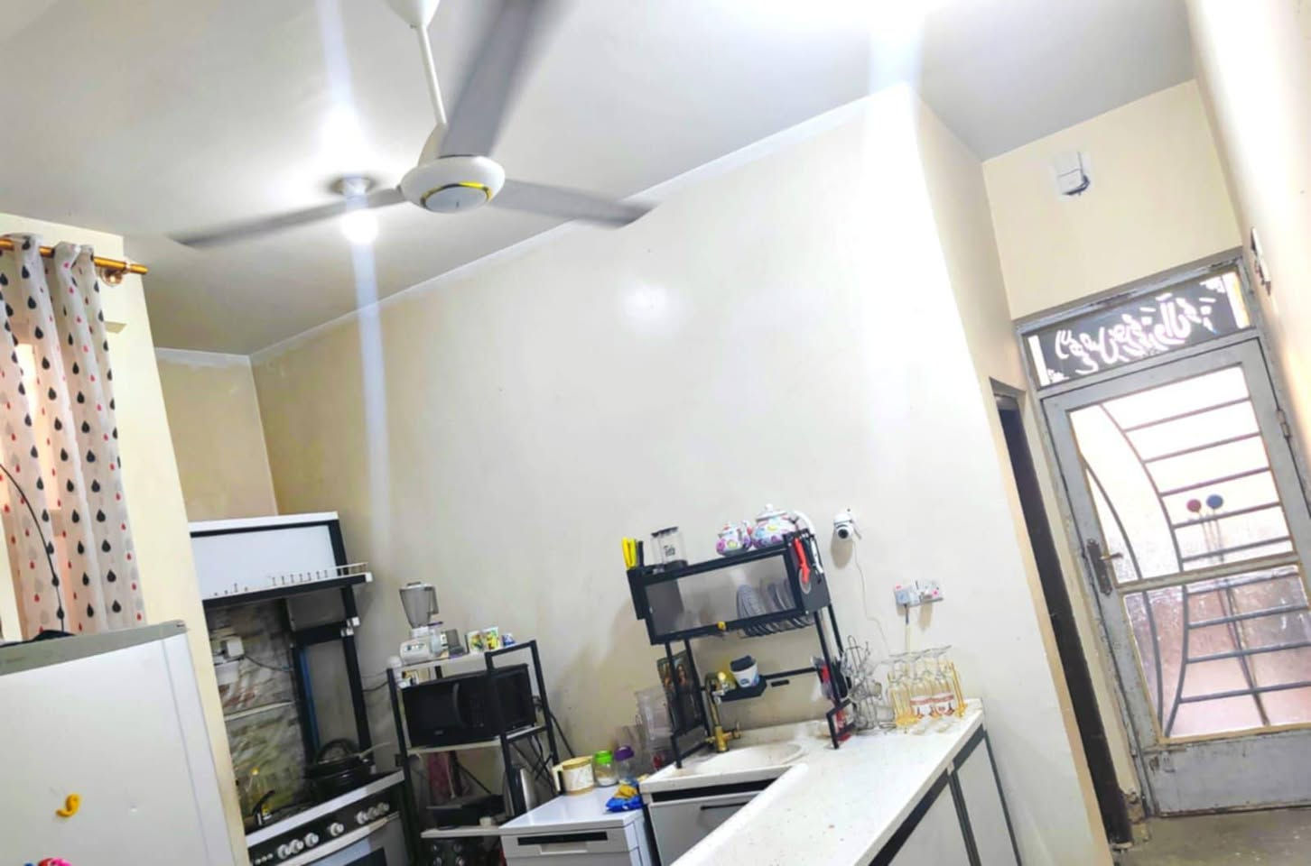 دار للبيع مساحه 120 متر يتكون من طابقين معزولات الدرج من الامام كل طابق غرفه نوم 5*5 وصحيات وهول ومطبخ مفتوح 4*8 مع صاله وطرمه كوت الطشاش شارع القاضي حي الميمون قرب جسر ال6000 اليؤدي للخاجيه الاستفسار الاتصال
***********
