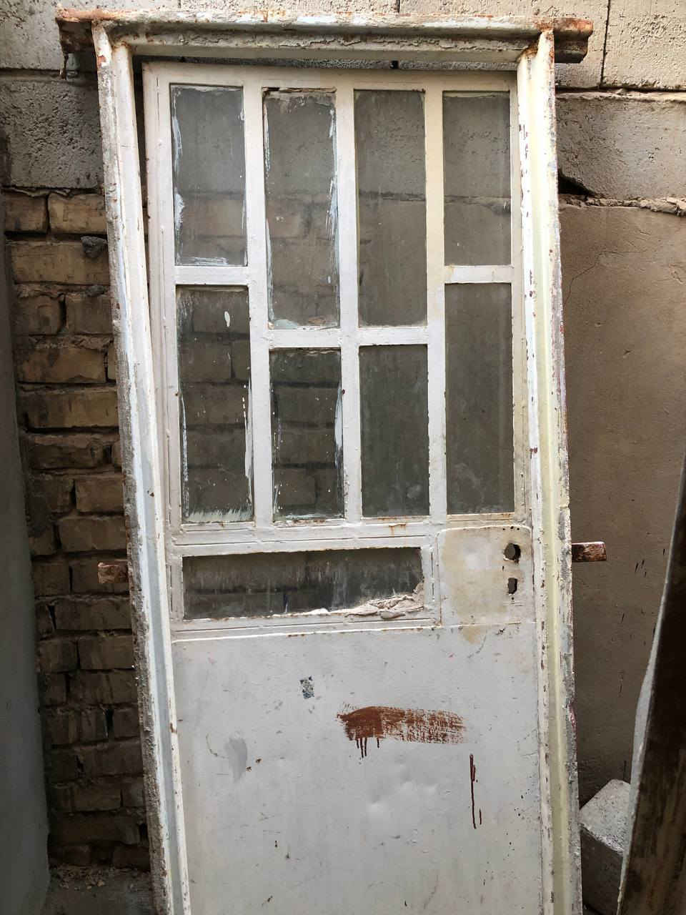 للبيع ثلاث أبواب حديد واثنين خشب ومحجر درج كلهن ب 300 ألف وبيهن مجال بسيط الخاص مفتوح +***********
