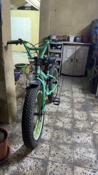 اخوان هذا باسيكل جبلي للبيع نضيف ومرتب وكشن اصلي حتى الطسة ما تحس بيها...