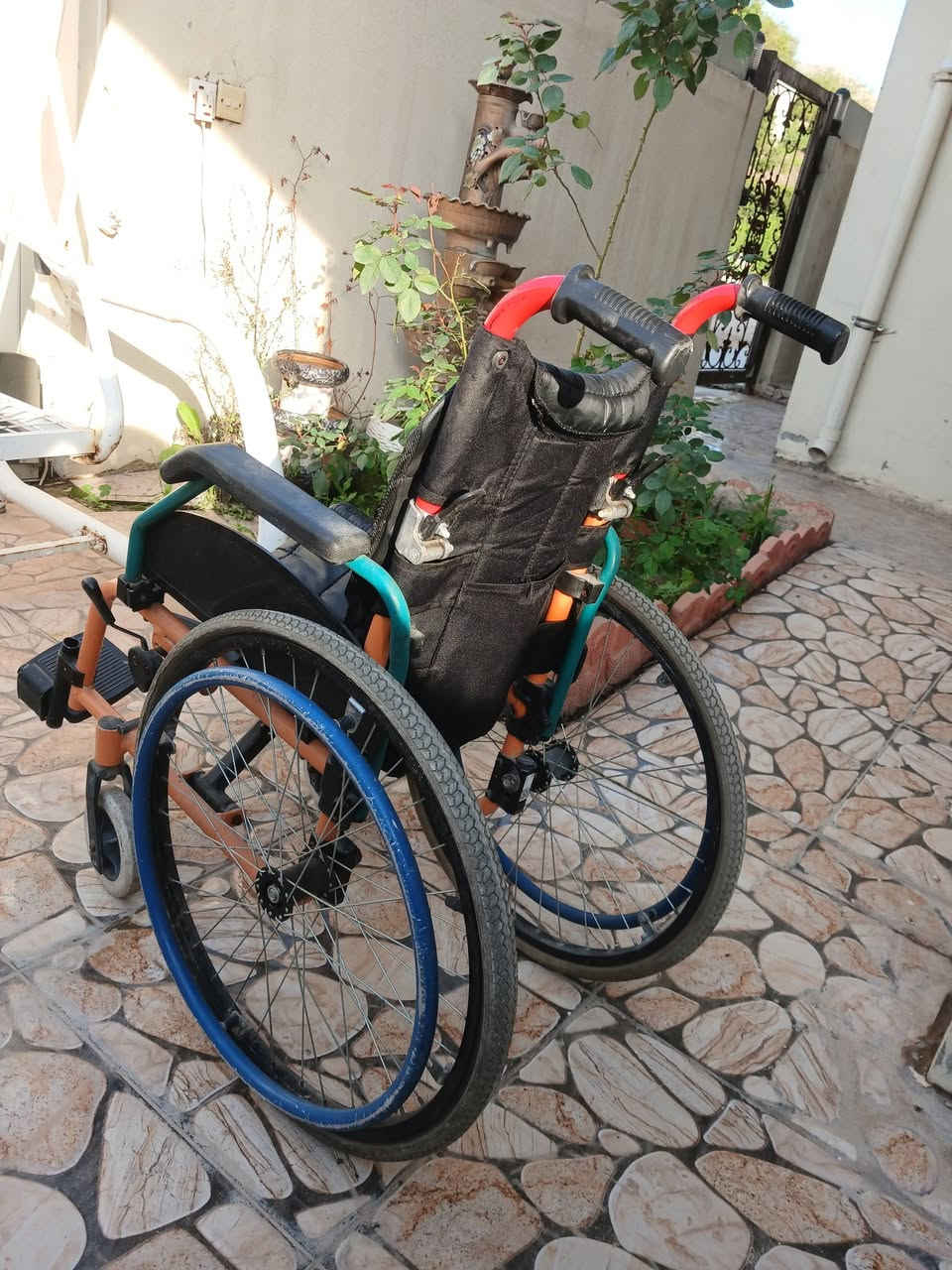 كرسي متحرك للبيع عرض المقعد ٣٣سم للاتصال *********** مكان كركوك
