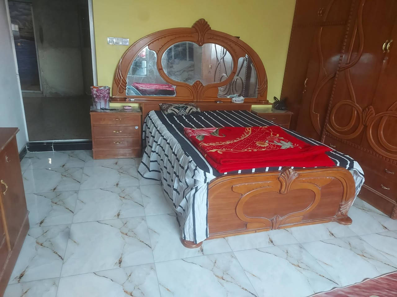 السلام عليكم غرفه نضيفه صاج عراقي البيع مكان بغداد الدسيم مدينه صدر خوان كدامكم نضافه صور ونضافه غرفه سعر 600 وبيها مجال حك جيه رقم 

***********
