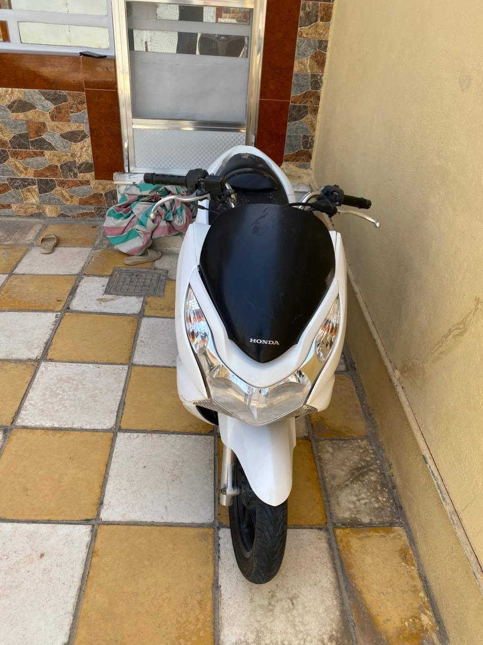 السلام عليكم 
دراجه pcx 
جيل الثاني 
موديل 2016 
ياباني اصلي محرك 150 
كفرات اصليهة
ستاند كهرباء
الدراجة استعمالها قليل نظيفة محرك ما مفتوح تخم تايرات جديد اوراق الدراجة كلها جاهزة وموجودة 
( للعلم الدراجة اخليلها احسن دهن وبانزين بس محسن ) مكان بابل الحله
السعر (مليون و 750) وبيه مجال 
للاستفسار***********.
