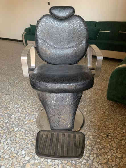 كرسي حلاقة 125الف مع مراية25الف للعلم المراية مكسوره فقط اطار نظيف الاتصال *********** وبيه مجال.تحياني
