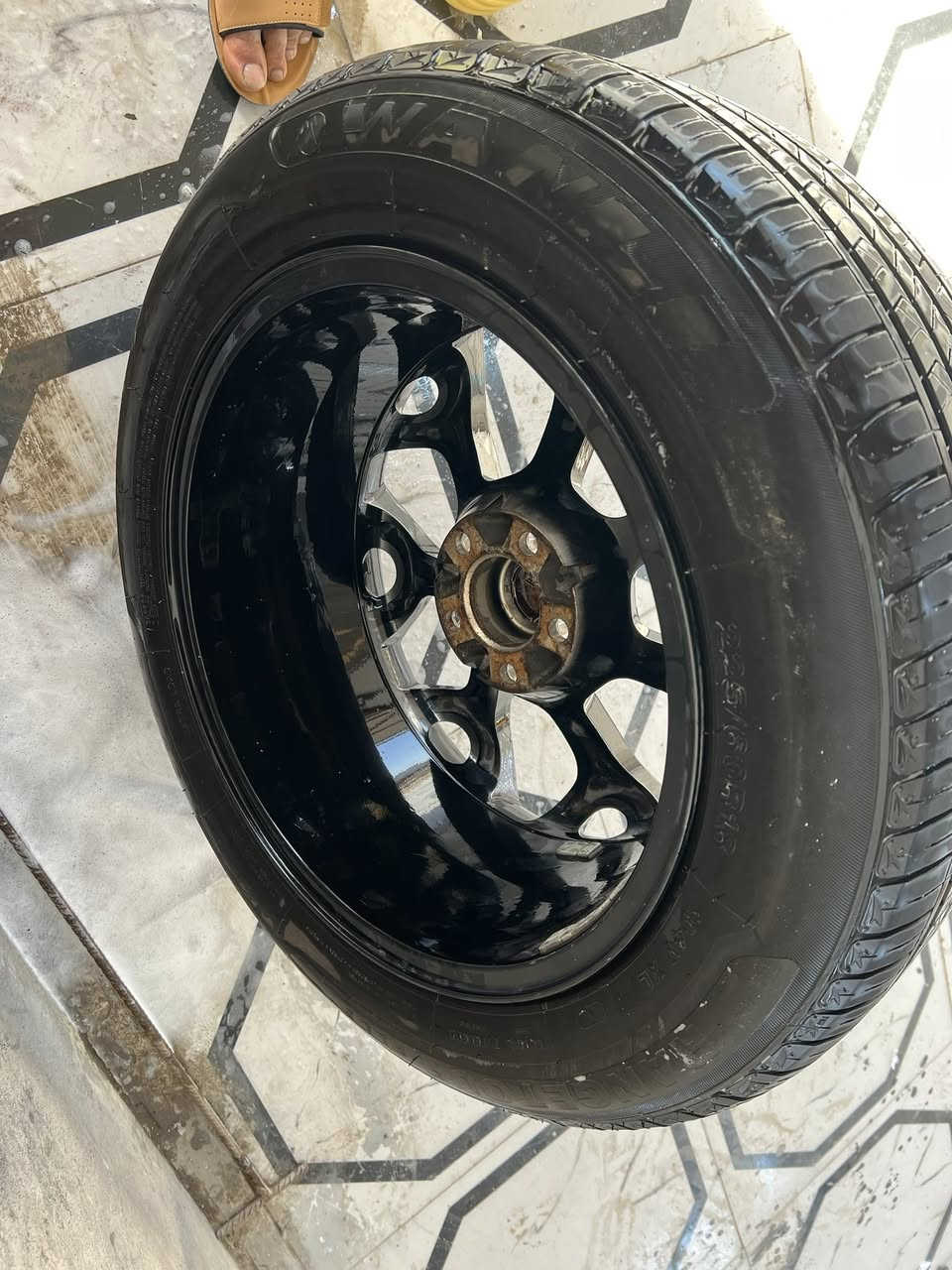 ويل 18 اسود عنكبوت جديد كلش زلغ مابي مكفول من كلشي معا تخم تاير زوج جديد كلش بعد ماماشي انتاج 25
وزوج الثاني نص عمر  قياس 225/60
لبيع او مواوس بعشرين  مكاني البصره القرنه 
***********
